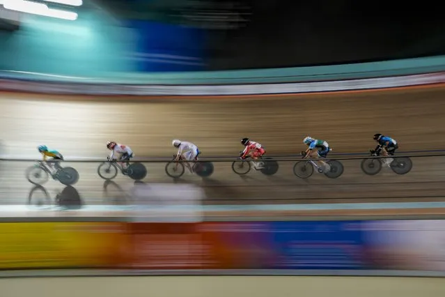 Riders compete in 20 kilometers (12.4 miles) Women Elite Points Race at the Asia Track Cycling Championship in New Delhi, India, Tuesday, June 21, 2022. (Photo by Altaf Qadri/AP Photo)