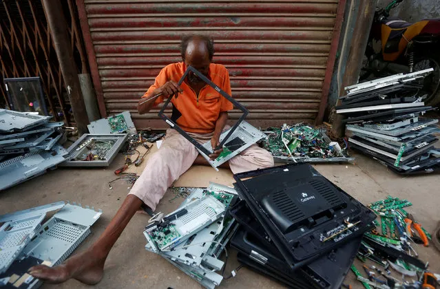 A man dismantles discarded computer monitors before delivering them to a recycling workshop in Karachi, Pakistan August 16, 2017. (Photo by Akhtar Soomro/Reuters)