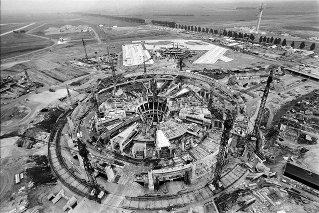 Photo taken on September 7, 1971 shows the construction site at the new airport named “Charles de Gaulle” in Roissy en France, located 27 kms to the northeast of Paris. This airport covers 8,000 acres (3,200 ha) of land and will open in March 1974. (Photo by AFP Photo)