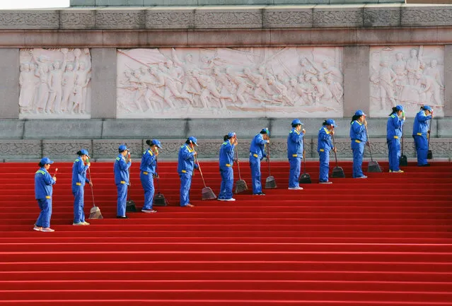 Workers clean as they set a up red carpet at the Monument to the People's Heroes for the upcoming Martyrs' Day in Beijing, China September 29, 2017. (Photo by Reuters/China Stringer Network)