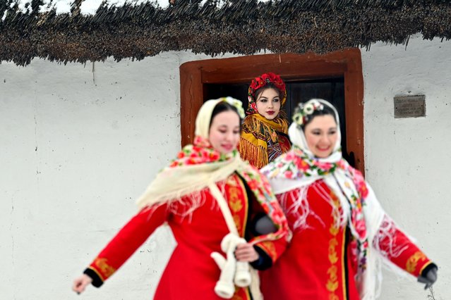 Girls, wearing Ukrainian traditional clothes, take part in Christmas celebrations in the village of Pyrogove, near Kyiv on December 25, 2023, amid Russian invasion in Ukraine. Ukraine celebrates Christmas on December 25, 2023 for the first time, after the government changed the date from January 7, when most Orthodox believers celebrate, in a snub to Russia. (Photo by Sergei Supinsky/AFP Photo)
