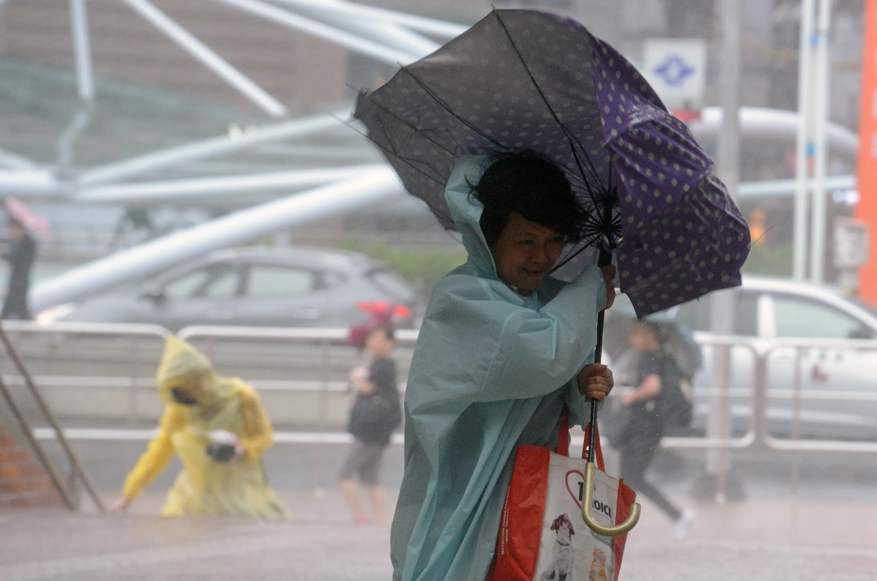 Китай погода ветер. Chinese weather. Тайфун в Тайване сегодня видео. Погода в китае в сентябре