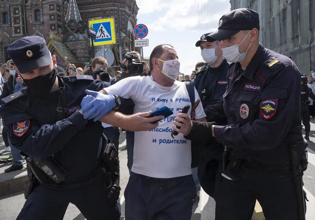 Police detain a protester during a rally supporting Khabarovsk region's governor Sergei Furgal in St.Petersburg, Russia, Saturday, August 1, 2020. Thousands of demonstrators rallied Saturday in the Russian Far East city of Khabarovsk to protest the arrest of the regional governor, continuing a three-week wave of opposition that has challenged the Kremlin. (Photo by Dmitri Lovetsky/AP Photo)