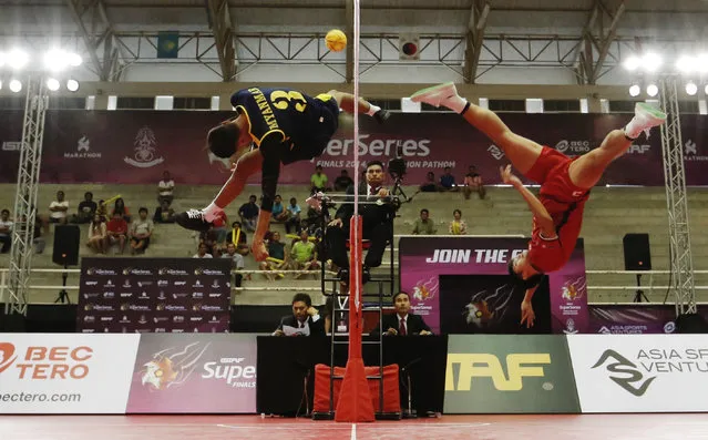 Sepak Takraw, ISTAF Super Series Finals Thailand 2014/2015, Nakhon Pathom Municipal Gymnasium, Huyjorake Maung, Nakonprathom, Thailand on October 21, 2015: Thailand's Thawisak Thongsai (R) in action with Myanmar's Thant Zin Oo during the group stage match. (Photo by Asia Sports Ventures/Action Images via Reuters)