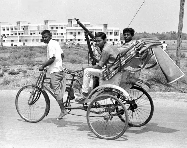 Armed East Pakistan fighters head for the battle front by pedicab, in Jessore, East Pakistan on April 2, 1971. The town, near the border with India, was the scene of fierce fighting between East Pakistan followers of Bengali nationalist leader Sheikh Mujibur Rahman and Pakistan Army forces. (Photo by AP Photo/File)