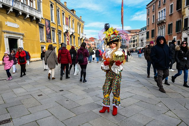 A performer wearing a period costume poses on February 11, 2023 in Venice during the carnival. (Photo by Miguel Medina/AFP Photo)