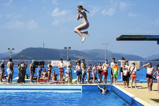 Divers queue to cool off at an outdoor pool in Gourock, Inverclyde, UK on August 13, 2025, which can expect highs of 23°C well into next week. (Photo by Wattie Cheung)