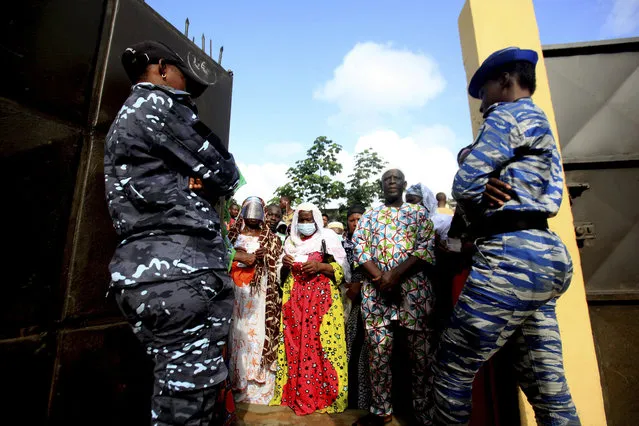 People wait in line to vote in presidential election in Abidjan, Ivory Coast, Saturday, October 31, 2020. Tens of thousands of security forces deployed across Ivory Coast on Saturday as the leading opposition parties boycotted the election, calling President Alassane Ouattara's bid for a third term illegal. (Photo by Diomande Ble Blonde/AP Photo)