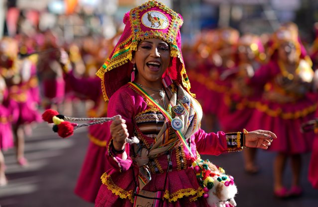 A “La Llamerada” dancer performs during the annual parade honoring the “Lord of Great Power”, in La Paz, Bolivia, Saturday, May 25, 2024. Bolivians celebrate one of the country's biggest and most extravagant religious festivals which pays tribute to Jesus Christ in a fusion of Indigenous beliefs and Catholicism. (Photo by Juan Karita/AP Photo)