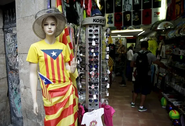 A mannequin wrapped in a "Estelada" flag, a symbol of Catalonian pro-independence, stands in front of a souvenir shop in Barcelona, Spain, September 26, 2015. (Photo by Andrea Comas/Reuters)
