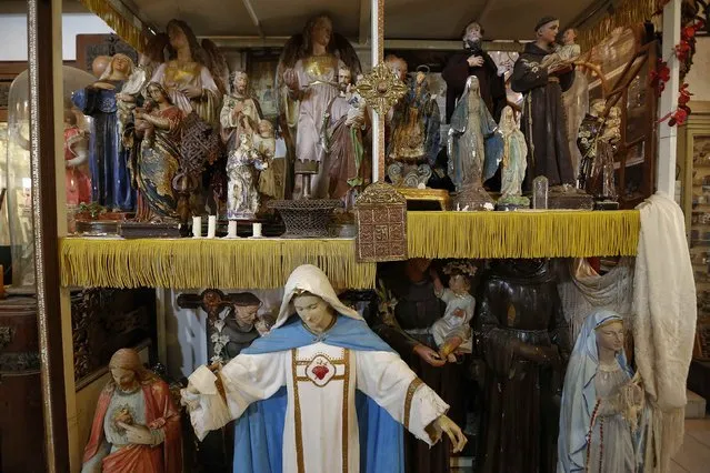 Collection of religious figures is displayed in the Museum of Domenico Agostinelli in Dragona, near Rome October 30, 2014. (Photo by Tony Gentile/Reuters)