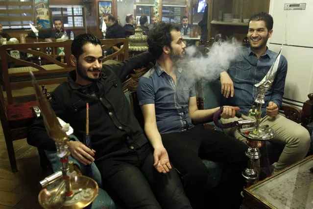 Men smoke shisha at a cafe in Baghdad December 17, 2014. (Photo by Thaier Al-Sudani/Reuters)