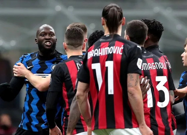 Romelu Lukaku argues with Zlatan Ibrahimović of AC Milan during the Coppa Italia match between FC Internazionale and AC Milan at Stadio Giuseppe Meazza on January 26, 2021 in Milan, Italy. Sporting stadiums around Italy remain under strict restrictions due to the Coronavirus Pandemic as Government social distancing laws prohibit fans inside venues resulting in games being played behind closed doors. (Photo by Emilio Andreoli – Inter/Inter via Getty Images)