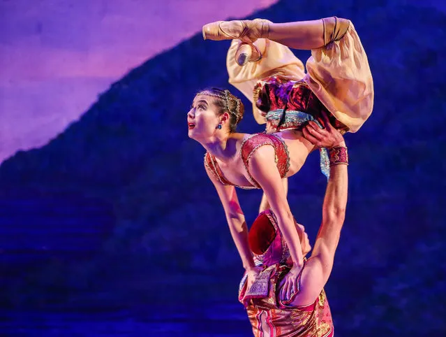 Yom Kim (L) and Brandon Nguyen perform in the “Atlanta Ballet's Nutcracker” during a dress rehearsal of the holiday classic at the Fox Theatre in Atlanta, Georgia, USA, 09 December 2015. Founded in 1929, the Atlanta Ballet is the oldest continually performing ballet company in the US and has been performing The Nutcracker at the Fox Theatre for twenty years. The performance runs from 11 December through 27 December. (Photo by Erik S. Lesser/EPA)