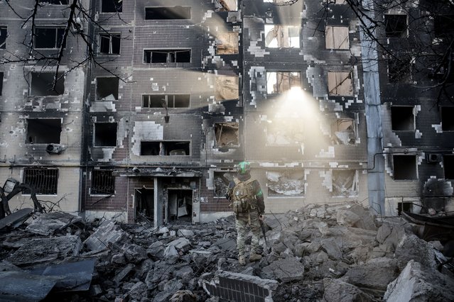 A Ukrainian serviceman stands near an apartment building damaged by a Russian military strike, amid Russia's attack on Ukraine, in the frontline town of Kostiantynivka in Donetsk region, Ukraine on November 15, 2025. (Photo by Oleg Petrasiuk/Press Service of the 24th King Danylo Separate Mechanized Brigade of the Ukrainian Armed Forces/Handout via Reuters)