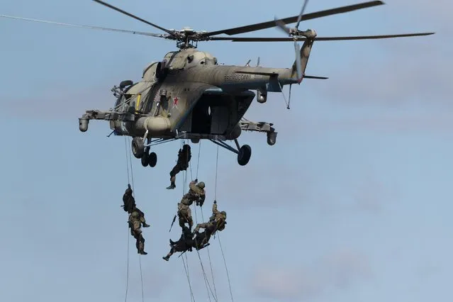 Servicemen fast- roping from a Mil Mi-8AMTSh- V multi- purpose helicopter during the main stage of the Vostok 2018 military exercise held jointly by the Russian Armed Forces and the Chinese People' s Liberation Army at the Tsugol range, Transbaikal Territory, Russia on September 13, 2018. (Photo by Vadim Savitsky/Russian Defence Ministry Press Office/TASS)