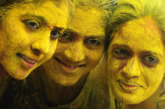 epa04649963 Indian revellers smeared with colors dance to Bollywood and local tunes during the Holi Festival in Bangalore, India, 06 March 2015. Holi is celebrated at the end of the winter season on the last full moon day of the lunar month Phalguna (February or March) and its main day is celebrated by people throwing colored powder and colored water at each other.  EPA/JAGADEESH NV