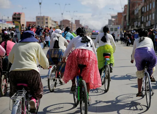 Participant are seen at the Cholita bike race in El Alto, on the outskirts of La Paz, Bolivia, November 18, 2018. (Photo by David Mercado/Reuters)