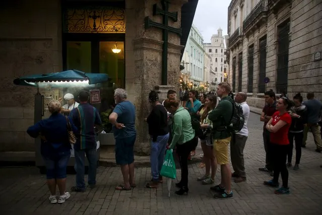 Tourists and Cubans line up for fried doughs in old Havana in this January 13, 2016 picture. (Photo by Alexandre Meneghini/Reuters)