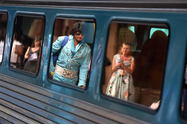 Elvis impersonator Ricky Ford boards the Elvis Train at Central Station in Sydney, New South Wales, Australia, January 12, 2017, before a seven-hour trip to the town of Parkes. The 2017 Elvis Festival, celebrating the life and music of the American singer, is held in the country town of Parkes from Jan. 11 to 15. (Photo by Dean Lewins/EPA)