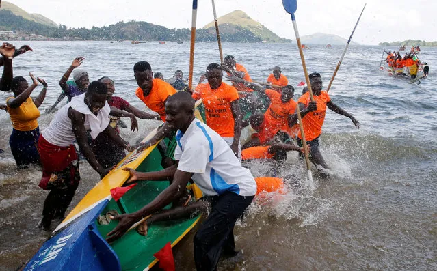 Revellers cheer participants during the traditional Kafuke boat-racing festival, as part of the Christmas celebrations, in Lake Victoria at Budalangi's Marenga beach in Port Victoria of Bunyala Sub-County of Busia, Kenya on December 24, 2023. (Photo by Thomas Mukoya/Reuters)
