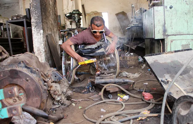 Yaarub Eissa works at a blacksmith workshop in Abs in the northern province of Hajjah, Yemen on January 19, 2019. (Photo by Eissa Alragehi/Reuters)