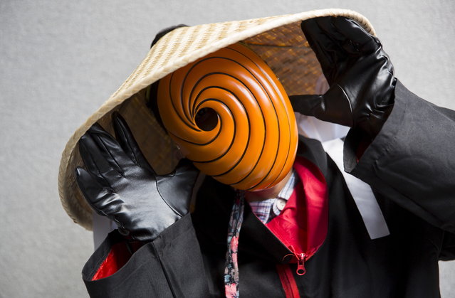 Cosplay fan Mohibur Rahman poses as Manga character Tobi at the London Film and Comic-Con in London, Britain July 17, 2015. (Photo by Neil Hall/Reuters)