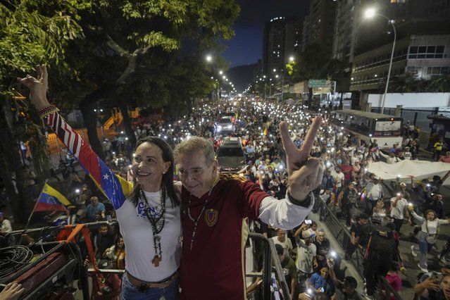 Opposition leader Maria Corina Machado, left, and presidential candidate Edmundo Gonzalez flash victory hand signs during a rally launching the official presidential campaign season, in Caracas, Venezuela, July 4, 2024. (Photo by Ariana Cubillos/AP Photo)