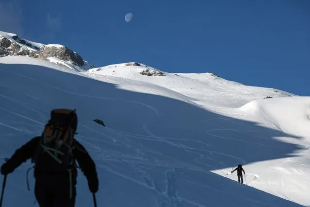 Ski hikers climb the 3,027 meters high Clariden mountain above the Urner Boden, eastern Switzerland, 19 May 2014. (Photo by Arno Balzarini/EPA)
