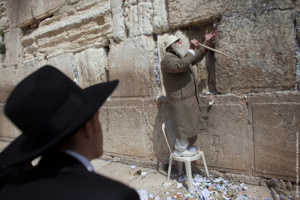 Prayers And Messages to God are Removed from the Western Wall