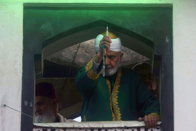 The imam displays a holy relic of Prophet Muhammed to faithful gathered at the Hazratbal Shrine in Srinagar, India, 17 September 2024. Hundreds of devotees gathered at the Hazratbal shrine, which houses a relic believed to be a hair from the beard of Prophet Muhammed, to offer special prayers on the occasion of the Prophet's birth anniversary. (Photo by Farooq Khan/EPA/EFE)