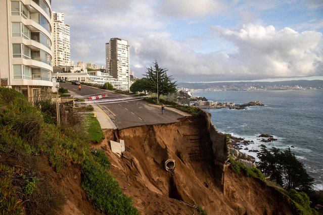 View of a landslide after a water collector collapsed due to heavy rains in Valparaiso, Chile on August 23, 2023. (Photo by Francesco Gasperi/AFP Photo)