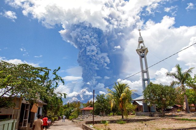 Schoolchildren run during the eruption of Mount Lewotobi Laki-Laki, as seen from Lewolaga village in East Flores, East Nusa Tenggara, Indonesia on November 7, 2024. (Photo by Arnold Welianto/AFP Photo)