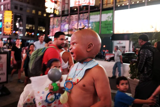 A street performer works for tips in Times Square on August 19, 2015 in New York City. As the iconic Times Square continues to draw tourists with its entertaining and carnival like atmosphere, New York Mayor Bill de Blasio has announced that the city is preparing to address the issue of topless and painted women who pose for pictures while soliciting tips. In recent years Times Square has seen an influx of performers who dress in a variety of costumes and sometimes become aggressive with the public. (Photo by Spencer Platt/Getty Images)