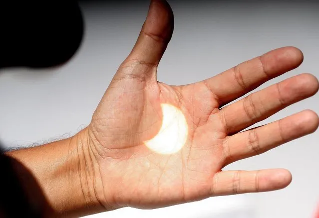 An image of the solar eclipse is projected onto a hand in Ensenada, Baja California, Mexico, 21 August 2017. The 21 August 2017 total solar eclipse will last a maximum of 2 minutes 43 seconds and the thin path of totality will pass through portions of 14 US states, according to the National Aeronautics and Space Administration (NASA). (Photo by Alejandro Zepeda/EPA)