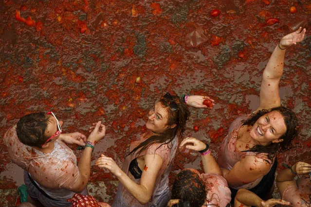 Revellers enjoy the atmosphere in tomato pulp while participating the annual Tomatina festival on August 30, 2017 in Bunol, Spain.  (Photo by Pablo Blazquez Dominguez/Getty Images)