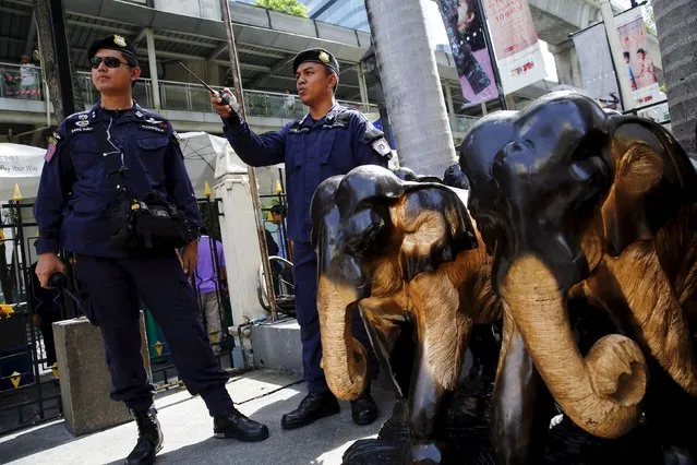 Thai police stand guard at Erawan Shrine, the site of the recent bomb blast, in Bangkok August 30, 2015. (Photo by Jorge Silva/Reuters)