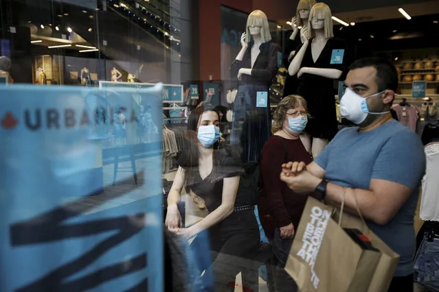 Shoppers wear face masks and walk around a fashion shopping center in Ashdod, as restrictions over the coronavirus disease (COVID-19) ease around Israel, May 5, 2020. (Photo by Amir Cohen/Reuters)