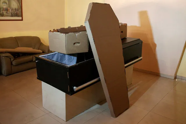 A cardboard coffin is seen at a mortuary in Valencia, in the state of Carabobo, Venezuela August 25, 2016. (Photo by Marco Bello/Reuters)