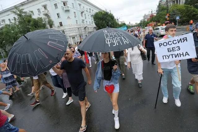 People take part in an anti-Kremlin rally in support of former regional governor Sergei Furgal arrested on murder charges in the far eastern city of Khabarovsk, Russia on August 1, 2020. The placard reads: “Russia without Putin”. (Photo by Evgenii Pereverzev/Reuters)