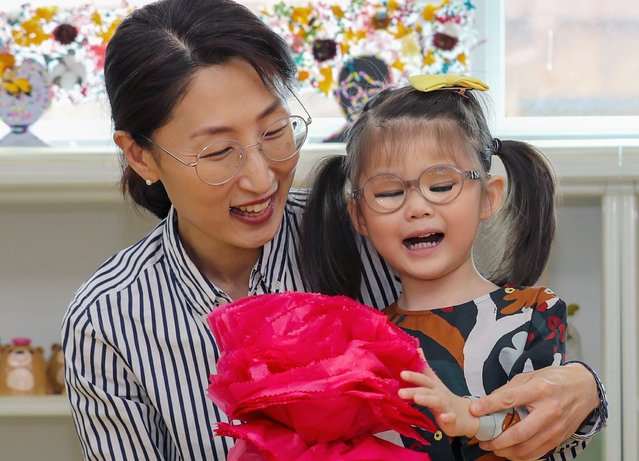 On the morning of the May 14, 2025, at Seoul Hyojeong School in Gangbuk-gu, Seoul, a visually impaired infant or toddler is touching a carnation. On this day, teachers explained the shape of a carnation to the children who cannot see and taught them how to feel objects with their fingertips. (Photo by Park Seong-won)