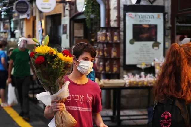 Israelis shop at the main market before Israel will enter a second nationwide lockdown amid a resurgence in new coronavirus disease (COVID-19) cases, forcing residents to stay mostly at home during the Jewish high-holiday season, in Jerusalem on September 18, 2020. (Photo by Ronen Zvulun/Reuters)