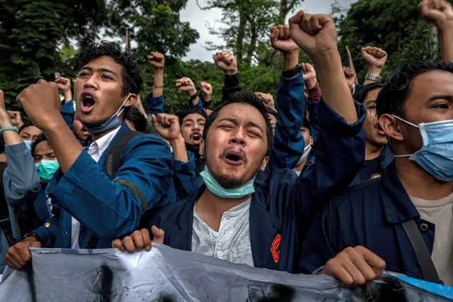Students and laborers protest against a new job creation law approved by Indonesia's parliament on October 8, 2020 in Bandung, West Java, Indonesia. Protesters have gathered across Indonesia after the government passed a labor law it claims will boost economic recovery needed due to coronavirus. Critics claim the bill will reduce labor conditions and environmental protections. (Photo by Ulet Ifansasti/Getty Images)