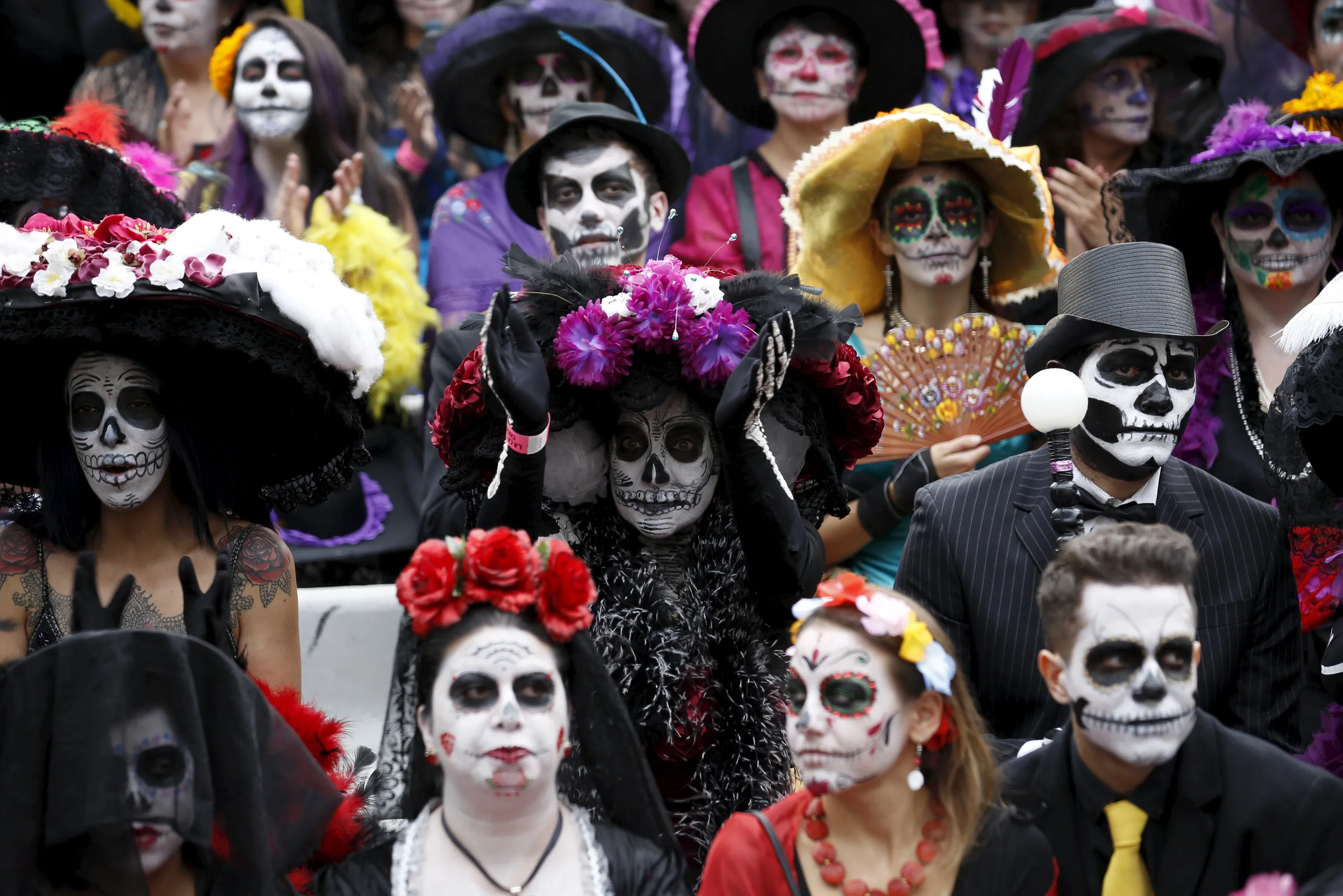 Актуальность дня мертвых. Диа де Лос Муэртос — день мертвых в Мексике. Санта Муэрте Мексика карнавал. Мексиканский карнавал день мертвых. День мертвых Мексика карнавал Катрина.