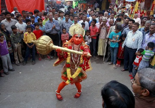 A man dressed as Hindu monkey god Hanuman performs on a street during Hanuman Jayanti Festival in Allahabad, India, November 10, 2015. In Allahabad, Hanuman Jayanti is celebrated to commemorate the birth of Lord Hanuman on the eve of Diwali, the festival of lights. (Photo by Jitendra Prakash/Reuters)