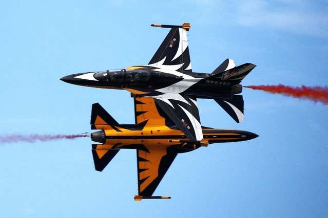 The South Korean Air Force Black Eagles aerobatic team performs during Seoul International Aerospace & Defense Exhibition (ADEX) in Seongnam, South Korea, on October 17, 2025. (Photo by Kim Hong-Ji/Reuters)