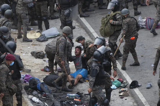 Honduran migrants clash with Guatemalan soldiers in a bid to reach the U.S. border in Vado Hondo, Guatemala, Sunday, January 17, 2021. (Photo by Sandra Sebastian/AP Photo)