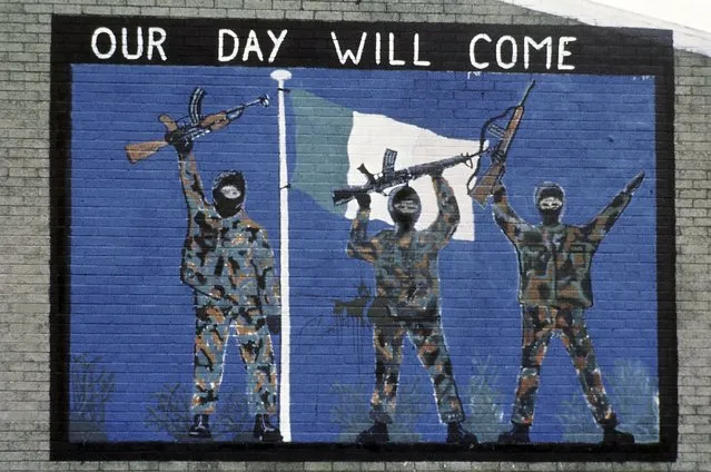 A wall painting supporting the Irish Republican Army, seen in the Catholic area of Belfast, Northern Ireland on November 1985. It has been 25 years since the striking of the Good Friday Agreement, the landmark peace accord that ended three decades of violence in Northern Ireland, a period known as “the Troubles”. (Photo by Peter Kemp/AP Photo)