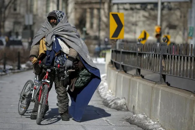 A homeless man makes his way through the Brooklyn bridge during low temperatures at Lower Manhattan in New York, in this February 20, 2015, file photo. New York Mayor Bill de Blasio launched a new program on December 17, 2015, to combat his city's rising street homeless population, following criticism of his handling of the issue and days after the abrupt departure of his top homeless advisor. (Photo by Eduardo Munoz/Reuters)
