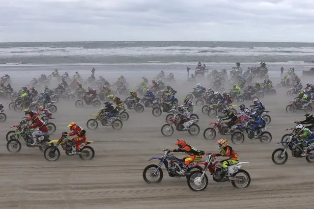 Bikers start off on the sand as they take part in the “Enduropale” motorcycle endurance race on the beach of Le Touquet, northern France, February 1, 2015. (Photo by Pascal Rossignol/Reuters)